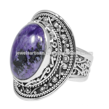 Design artisanal traditionnel avec anneau de pierre gemme en argent sterling et charoite 925